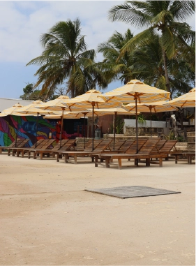 Un espacio para broncearte y contemplar el mar de los Siete Colores.        Costo adicional                Terraza Cove