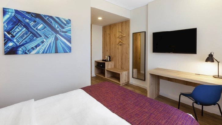 Cuentan con: Wifi, Smart TV, Tetera, escritorio, open closet, baño privado y cajilla de seguridad.