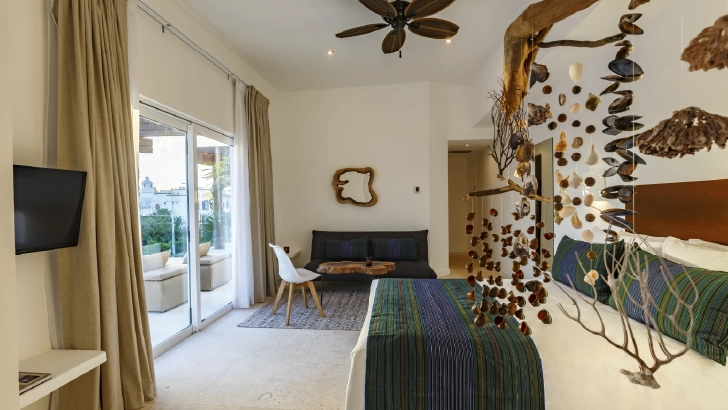 Cuenta con: 1 cama king, zona de estar y dos sofás
Junior Suite