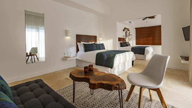 Cuenta con: 1 cama king, zona de estar y dos sofás
Junior Suite