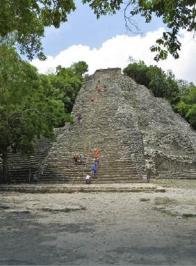 Admira Tulum frente al mar y sube la pirámide de Cobá para vistas inolvidables.
Zona arqueológica maya de Tulum y Cobá