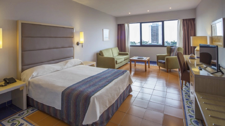 Cuentan con: Baño, Secador de pelo, Teléfono, Aire acondicionado, Minibar, Caja fuerte, Radio, TV, Plancha.