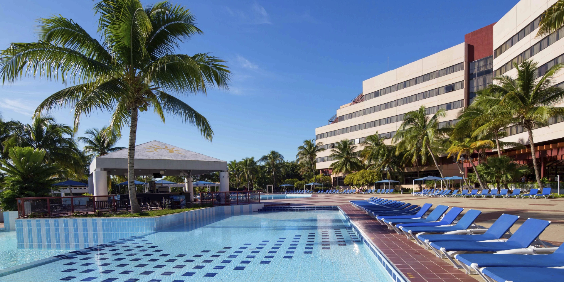 on-vacation-colombia-destino-habana-cuba-hotel-memories-miramar-piscina-1920x960px
