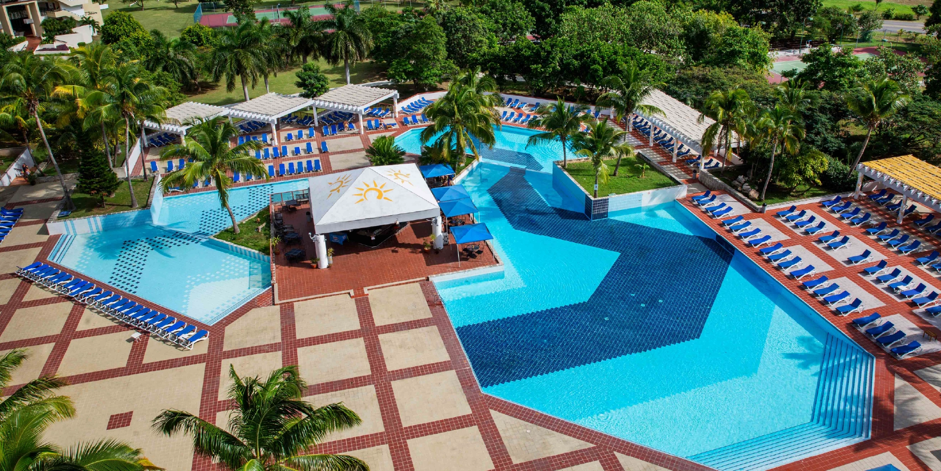 on-vacation-colombia-destino-habana-cuba-hotel-memories-miramar-piscina-1920x960px_1