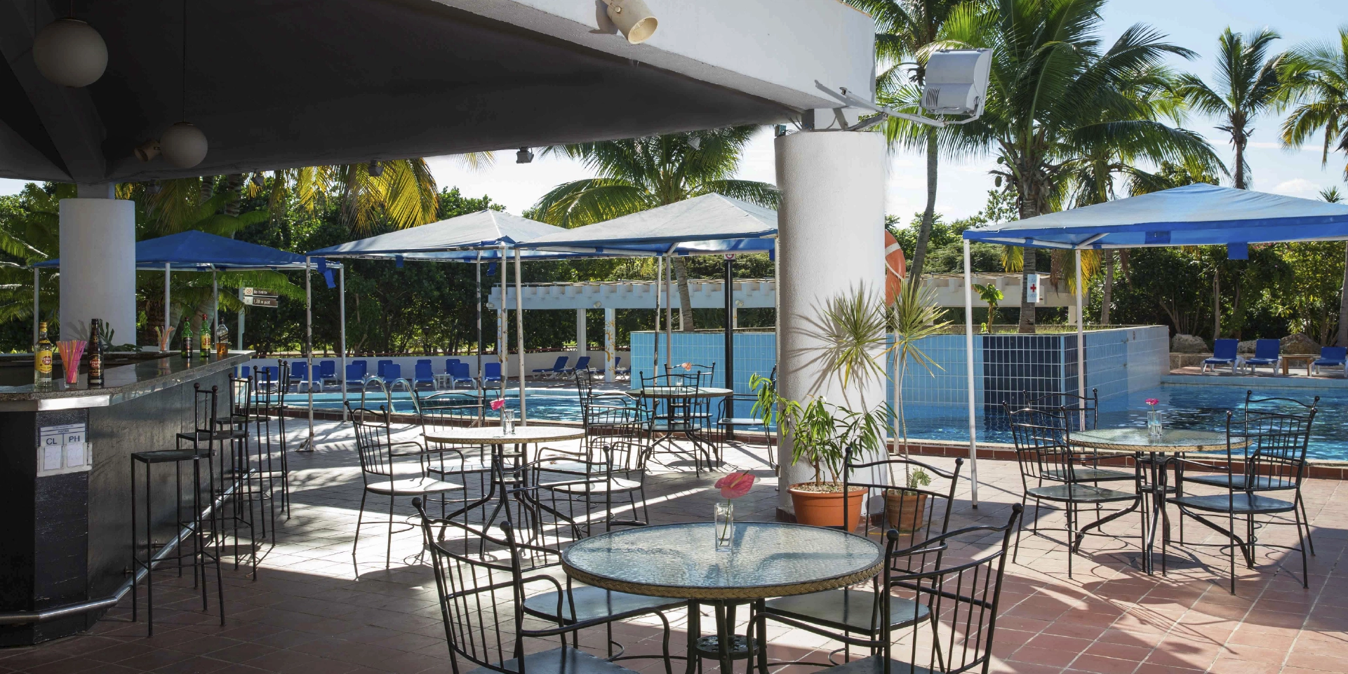 on-vacation-colombia-destino-habana-cuba-hotel-memories-miramar-piscina-1920x960px_2