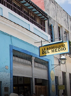 Un sitio emblemático de la habana donde tomar la bebida típica (mojito) y poder probar comida típica cubana
La bodeguita del Medio