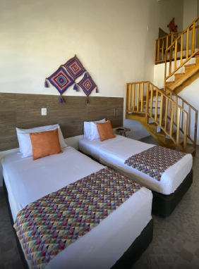 Habitaciones triples y cuádruples. Televisión con señal satelital, aire acondicionado, baño privado con ducha, balcón con vista exterior y minibar. *Servicio minibar con costo adicional.
Ver más
Bloque Caribe