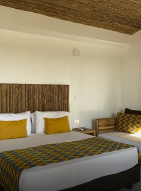 Habitaciones dobles, triples y cuádruples. Televisión con señal satelital, aire acondicionado, baño privado con cielo abierto, puerta de acceso con ventanal, balcón con hamaca y minibar. *Servicio minibar con costo adicional.
Ver más
Bungalow