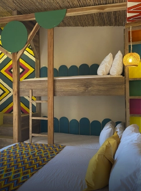 Acomodaciones triples y cuádruples. Camarote, mini rodadero y mini lavamanos; televisión con señal satelital, aire acondicionado, baño privado con cielo abierto, puerta de acceso con ventanal, balcón con hamaca y minibar. *servicio minibar con costo adicional.
Ver más
Bungalow Kids