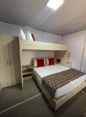 Habitaciones dobles, triples y cuádruples. Televisión con señal satelital, aire acondicionado, baño privado y silla Wayuú en la entrada.
Ver más
Rancheria