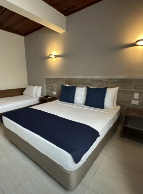 1 cama doble y 1 sofá cama, con capacidad para 3 personas.
Superior Triple