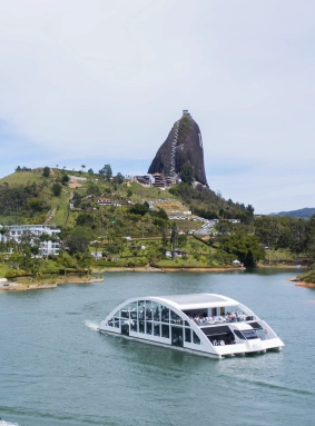 Disfruta un recorrido por el embalse y comparte momentos únicos con quienes más amas.
Experiencia Yate Majestic