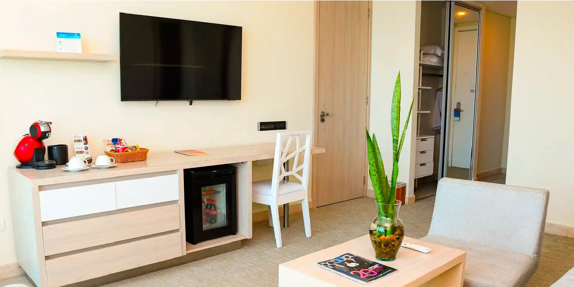on-vacation-colombia-destino-cartagena-hotel-las-americas-habitacion-junior-suite 103_11zon