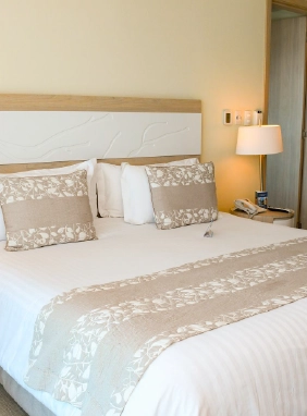 -Cama King-Sala con sofá y cafetera-WiFi, caja fuerte, aire acondicionado, TV-Tina o ducha, amenities, secador de cabello-Minibar, balcón, teléfono y escritorio
Ver más
Junior Suite