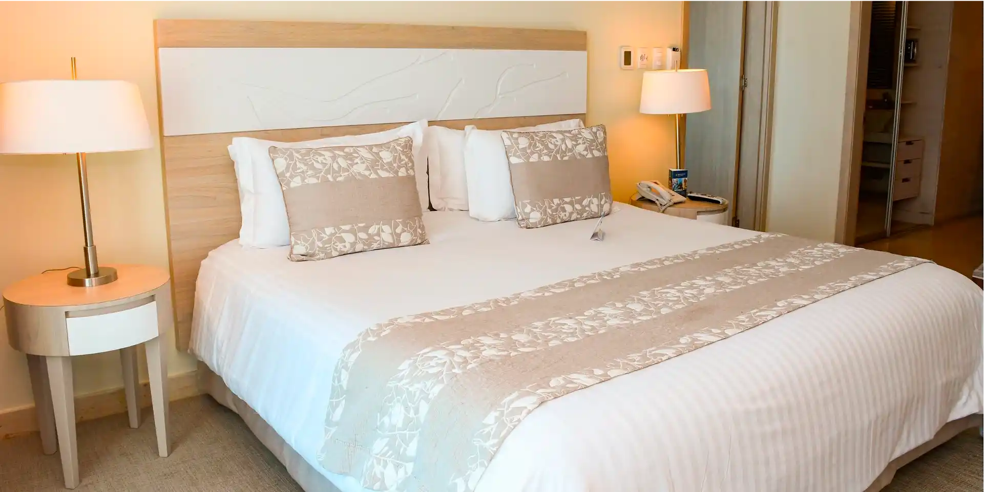 on-vacation-colombia-destino-cartagena-hotel-las-americas-habitacion-junior-suite_11zon