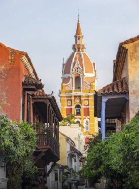 Calles coloniales y murallas que reflejan la historia y el encanto de Cartagena.
Ciudad Amurallada