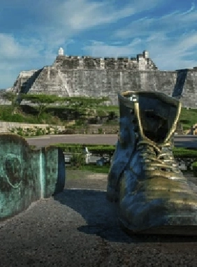 Ícono cultural que rinde homenaje a la identidad cartagenera.
Monumento a los Zapatos Viejos