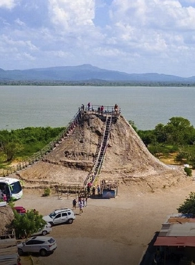 Relájate en un baño de lodo natural con propiedades terapéuticas.
Volcán del Totumo
