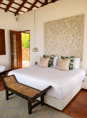 Ubicada en lo alto de la montaña con una gran vista, cuenta con baño al aire libre, una cama doble y  2 camas sencillas.                Ver más                        Habitación Acantilado