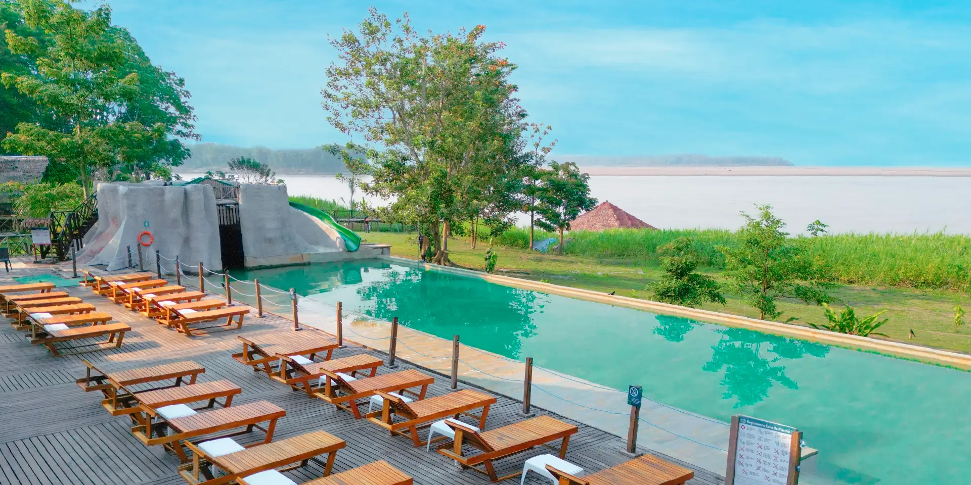 on-vacation-colombia-destino-amazonas-hotel-amazon-piscina-vista-al-mar