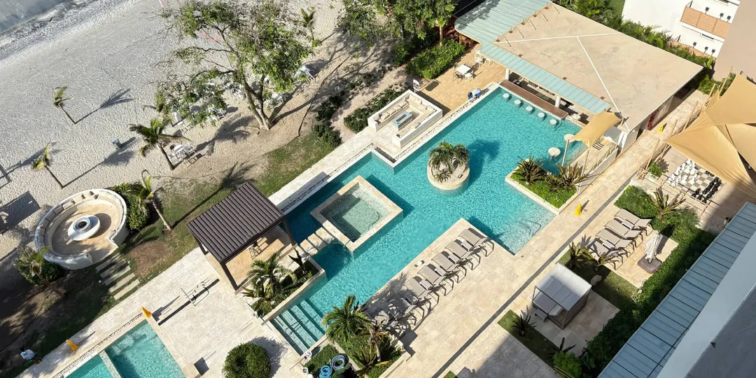 on-vacation-colombia-destino-panama-hotel-playa-caracol-piscina-1920x960px-1_172x-100-convertido-de-jpg.webp