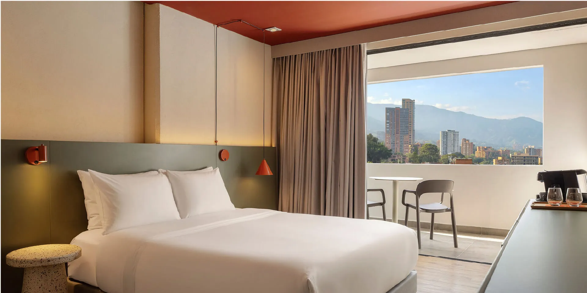 on-vacation-colombia-destino-medellin-hotel-loma-habitacion-deluxe-king-77_72x-100
