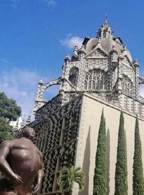 on-vacation-colombia-destino-medellin-servicios-lugares-turisticos-plaza-botero_72x-100