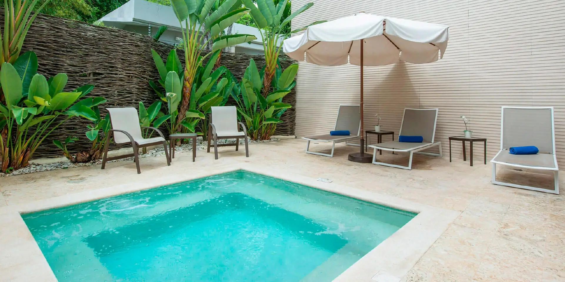 on-vacation-colombia-destino-republica-dominicana-hotel-emotions-jacuzzi@72x-100