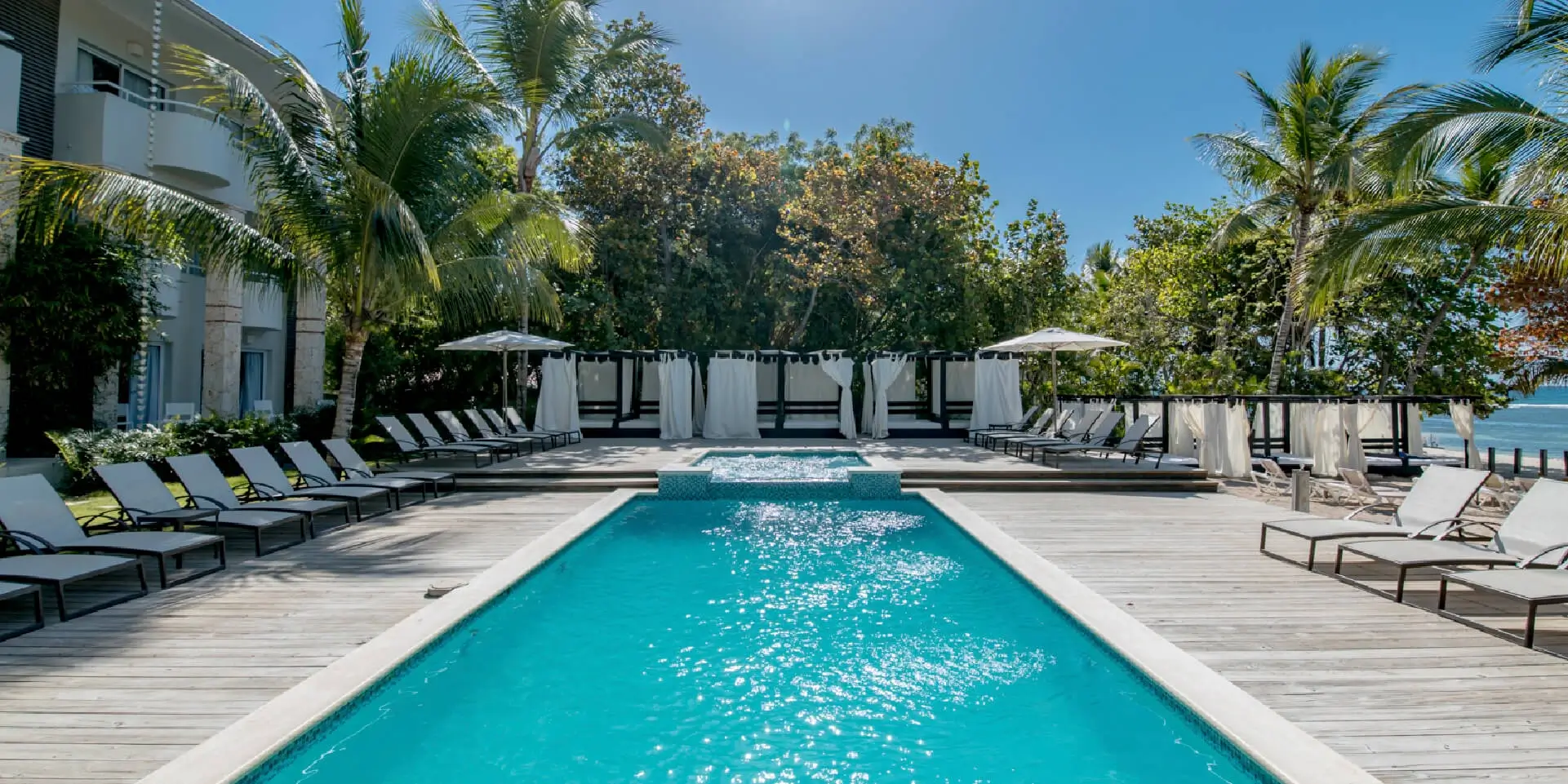 on-vacation-colombia-destino-republica-dominicana-hotel-emotions-piscina@72x-100