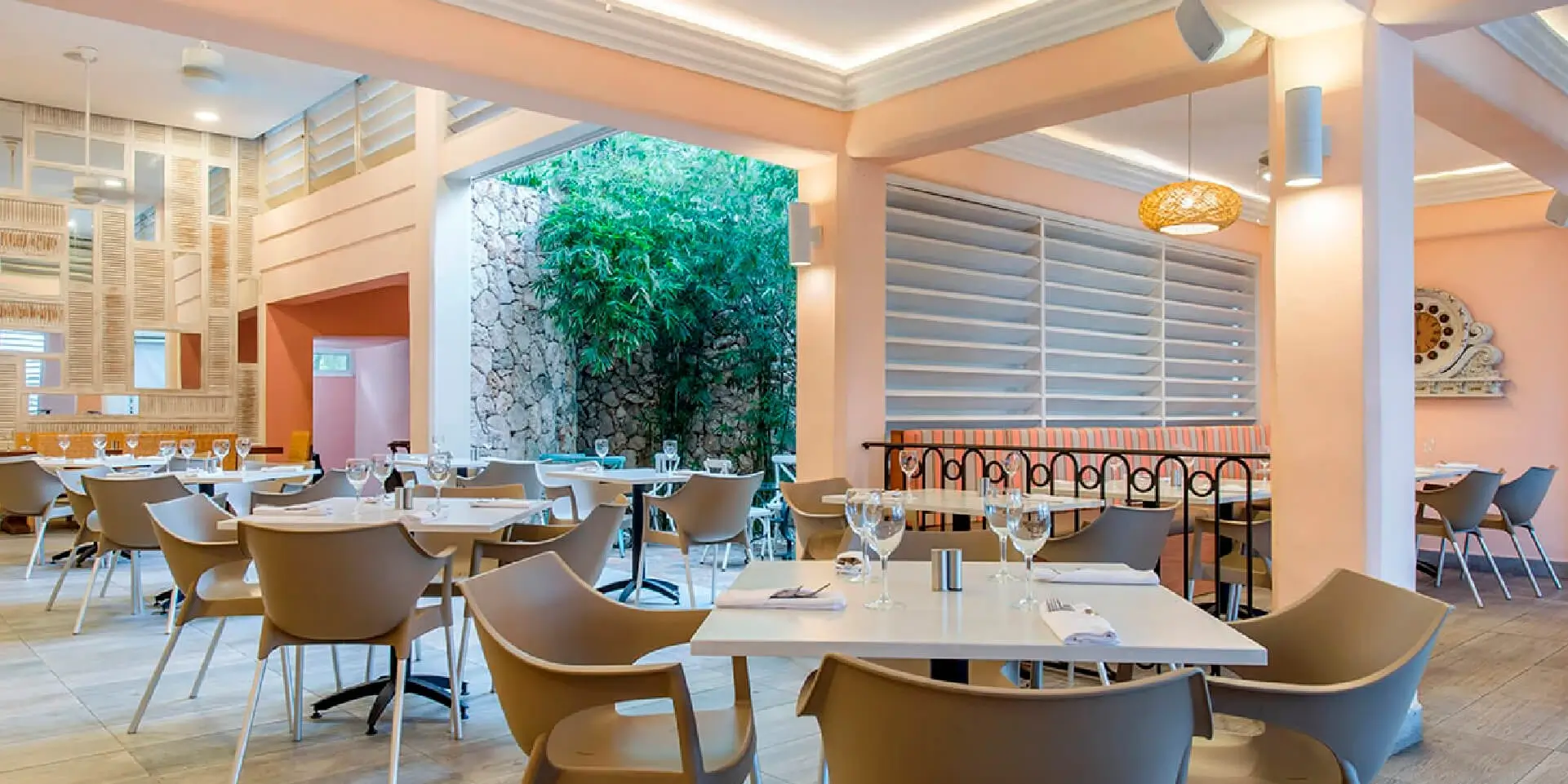 on-vacation-colombia-destino-republica-dominicana-hotel-emotions-restaurante 10@72x-100