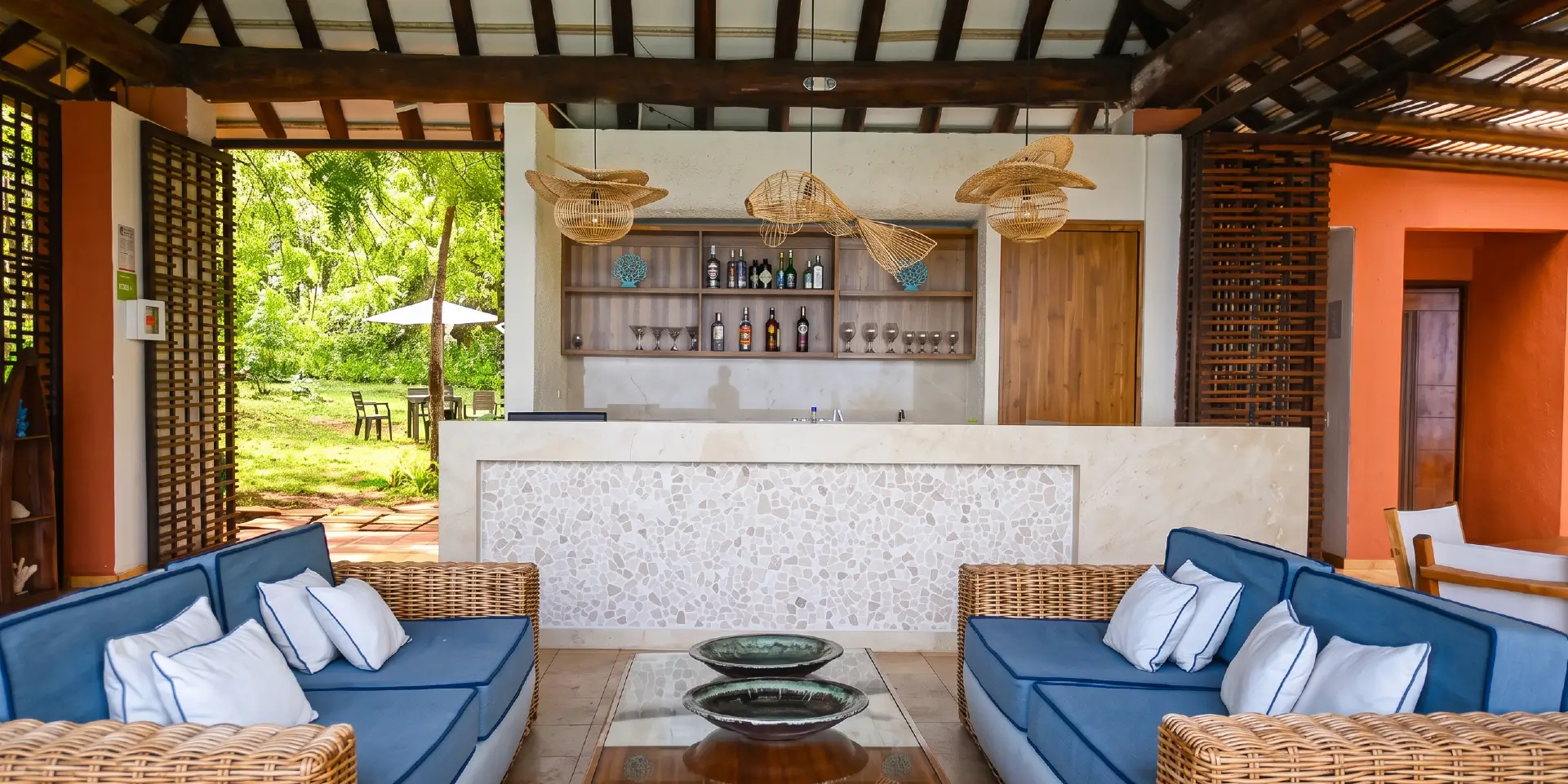 on-vacation-colombia-destino-San Andrés Acantilado Sala copy