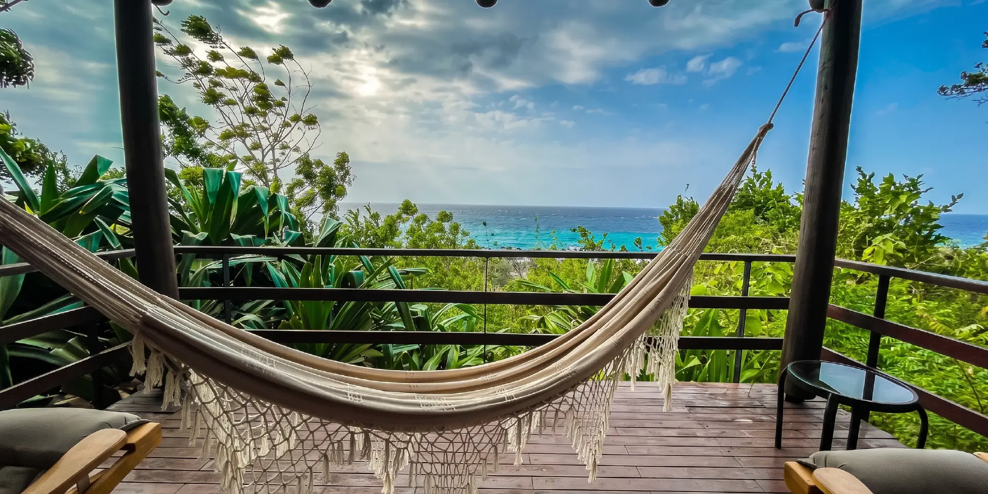 on-vacation-colombia-destino-San Andrés Acantilado vista frontal