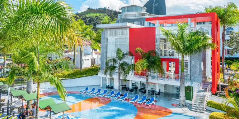 on-vacation-colombia-destino-guatape-hotel-los-recuerdos-hotel-fachada
