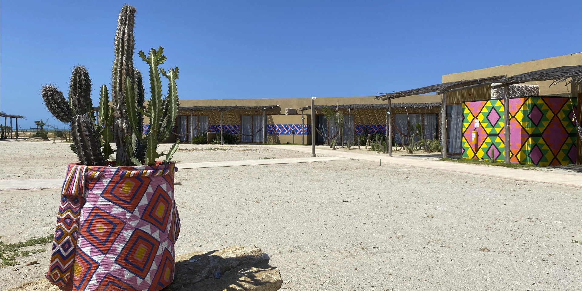 on-vacation-colombia-destino-guajira-hotel-wayira-beach-bungalow-habitacion-1920x960px -7